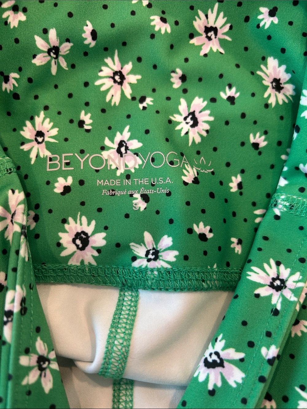 BEYOND YOGA High Waisted Midi Leggings in Honeydew Daisies - Picture 11 of 14